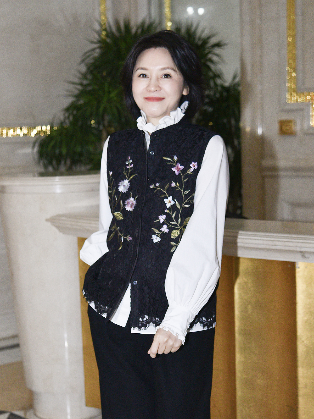 不要总盯着西装马甲或针织马甲看蕾丝绣花马甲也是很不错的