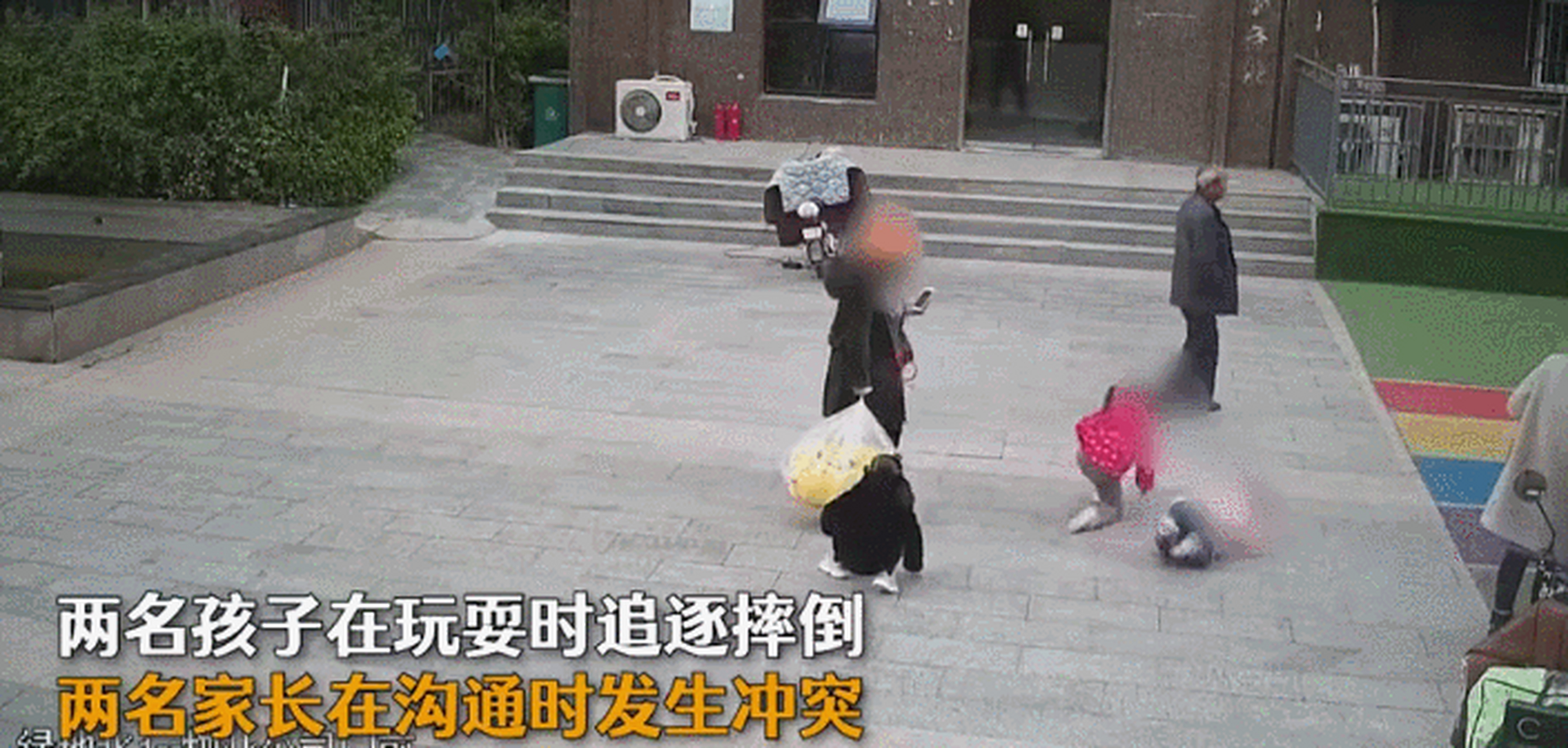 孩子玩闹摔倒家长互殴,一家长掌掴女民警被拘,冲动是魔鬼!