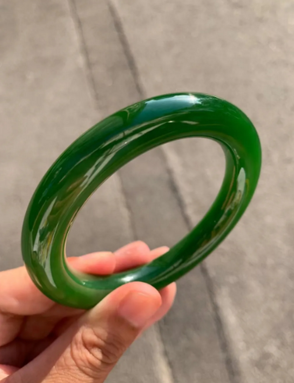 点击头像看直播##和田玉# 和田玉碧玉肥美胖圆条手镯60口径!