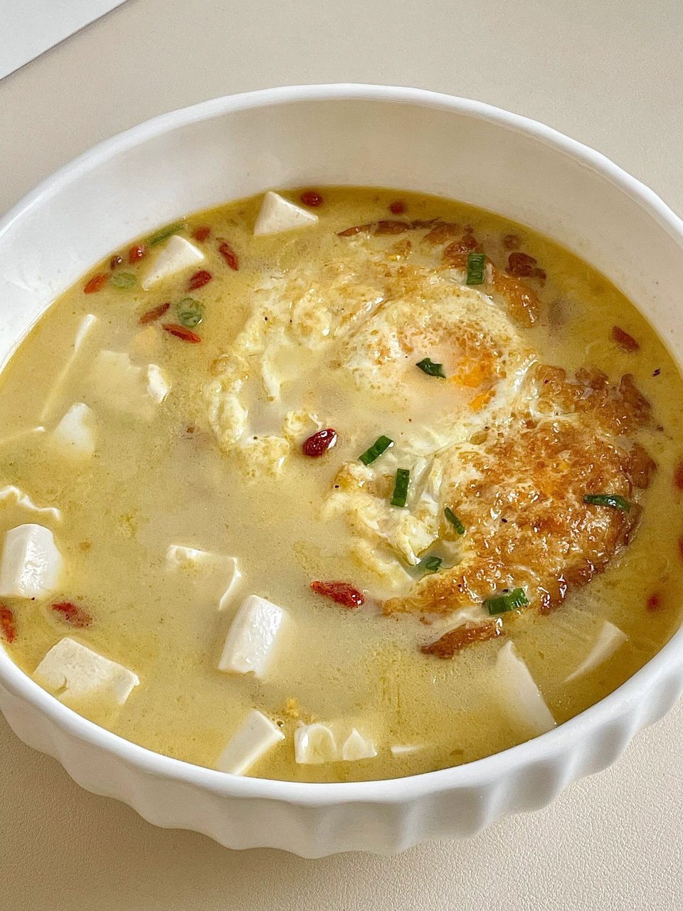 鲜掉眉毛的鲫鱼豆腐汤 ,美味又营养 	 食材:鲫鱼 豆腐 鸡蛋 葱姜 枸杞