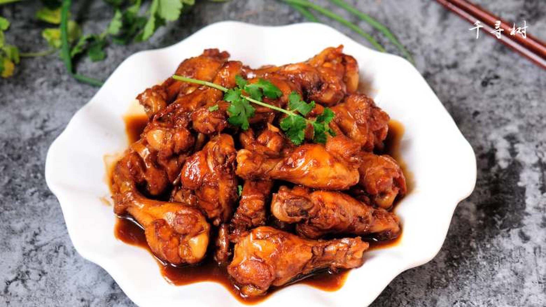 99红烧鸡翅根的做法99 95红烧鸡翅根是一道美味的家常菜品,口感