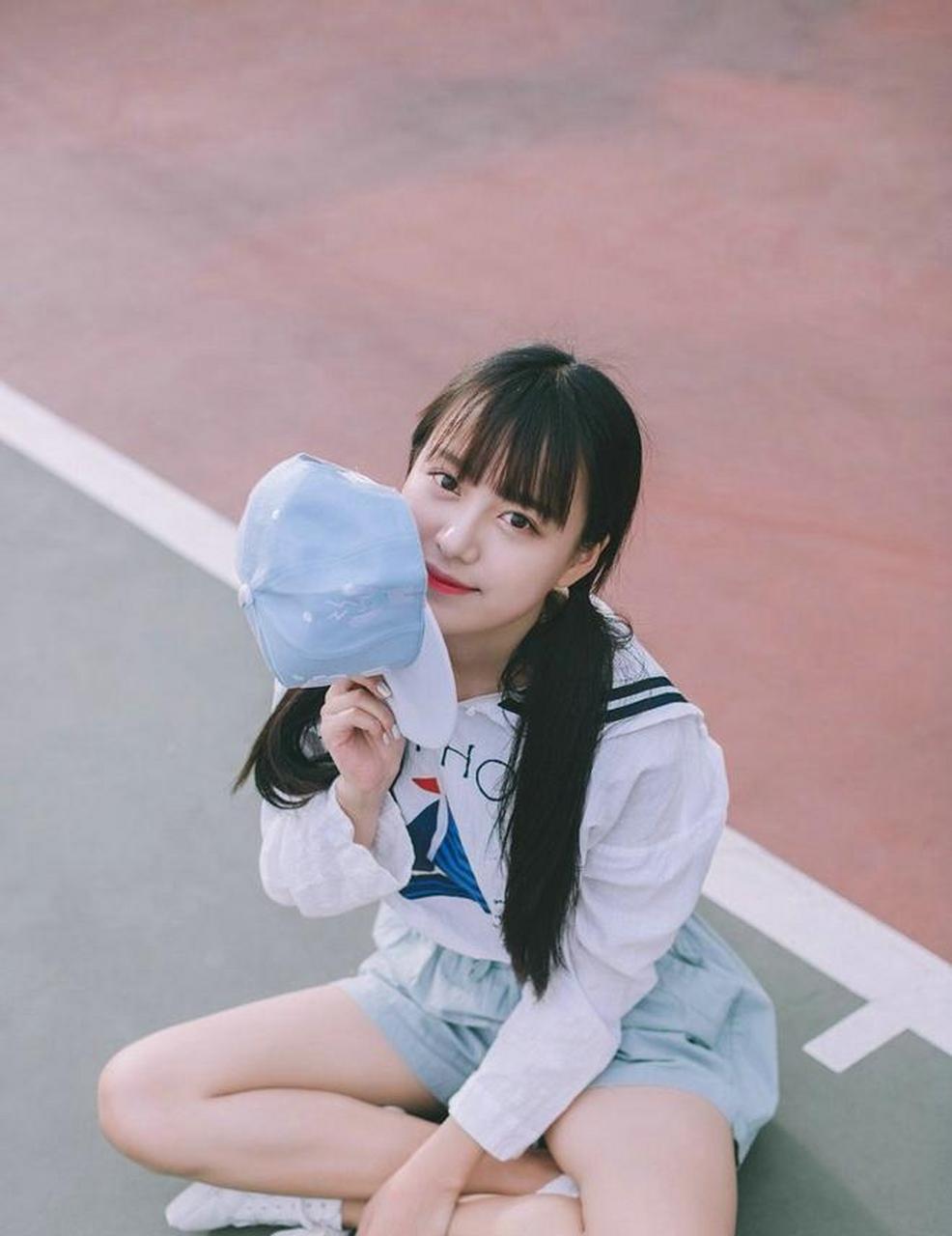 青春美貌的少女,校园操场唯美摄影写真