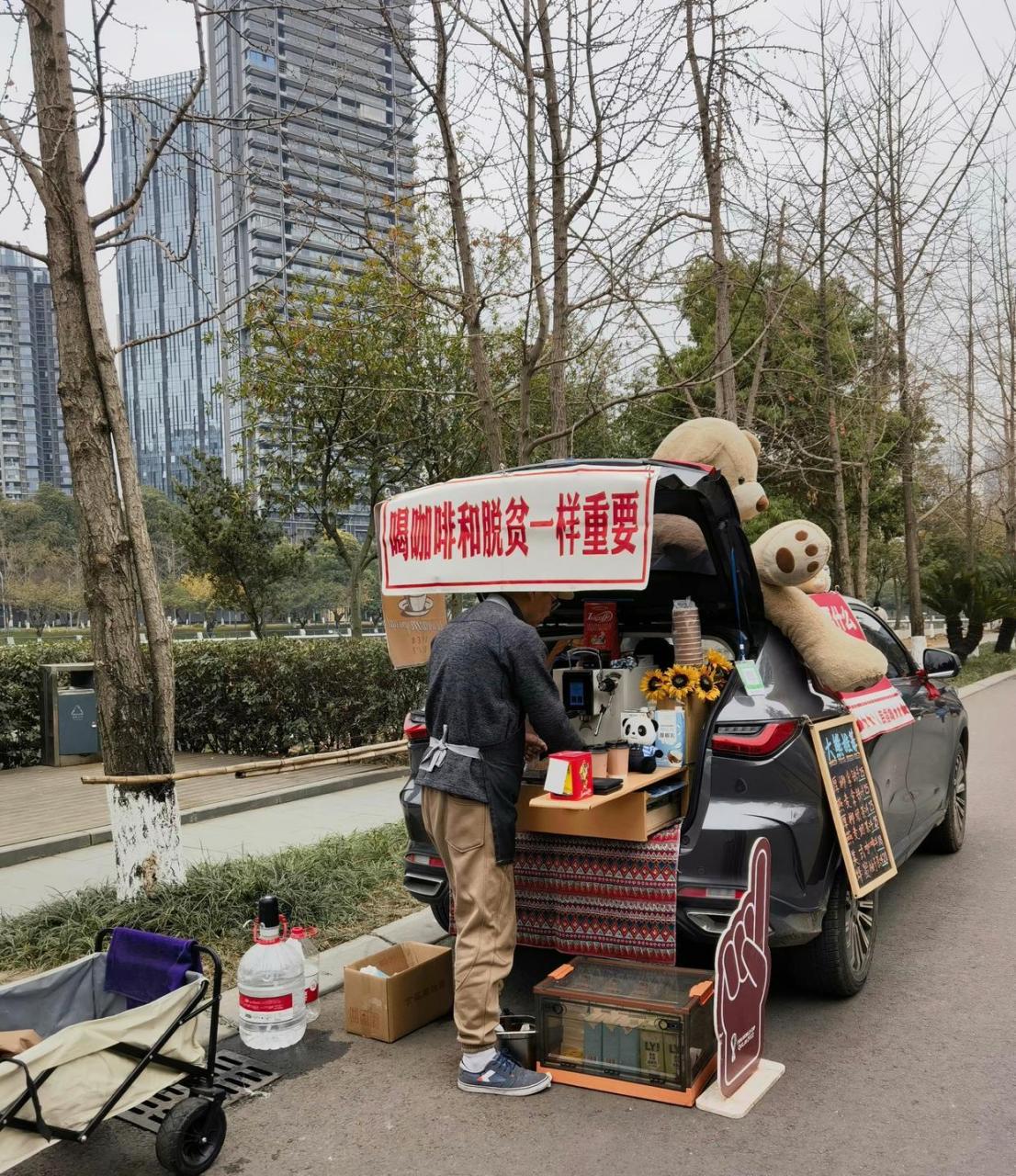 路边摆摊,难道已进入喊口号阶段? #中国版chatgpt来了# #搞笑趣味图
