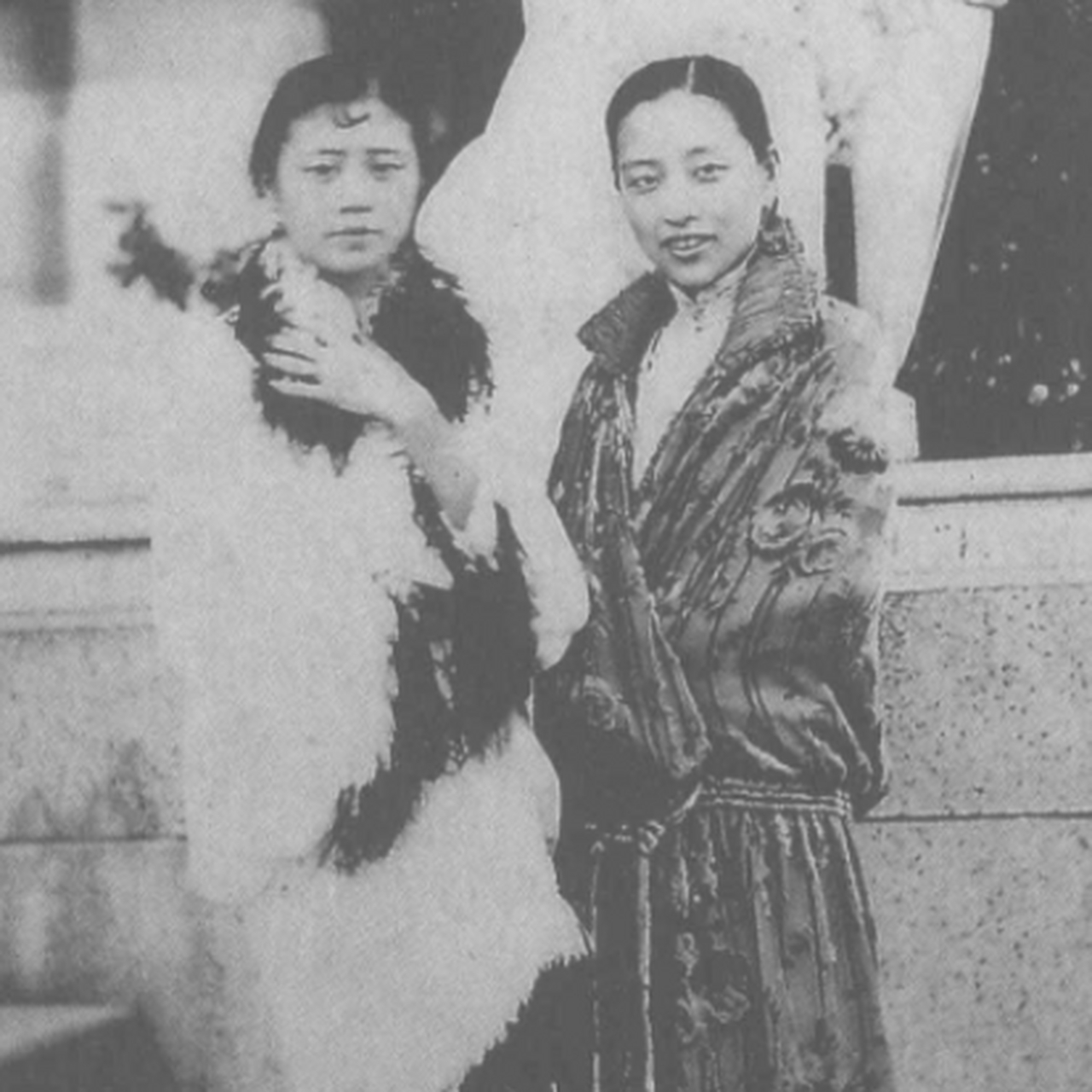 1947年,张芸英和两个儿子走上火车,她衣着华美,气质独特,单看外表