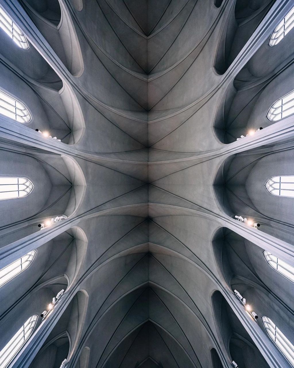 5米,是冰岛最大的教堂.