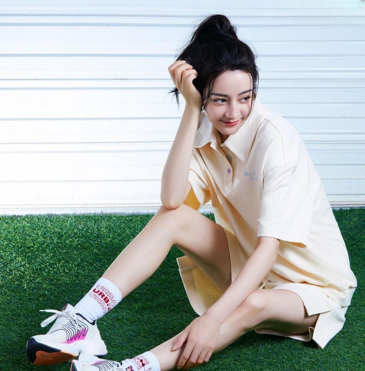 运动鞋元气美少女迪丽热巴美腿修长有光泽