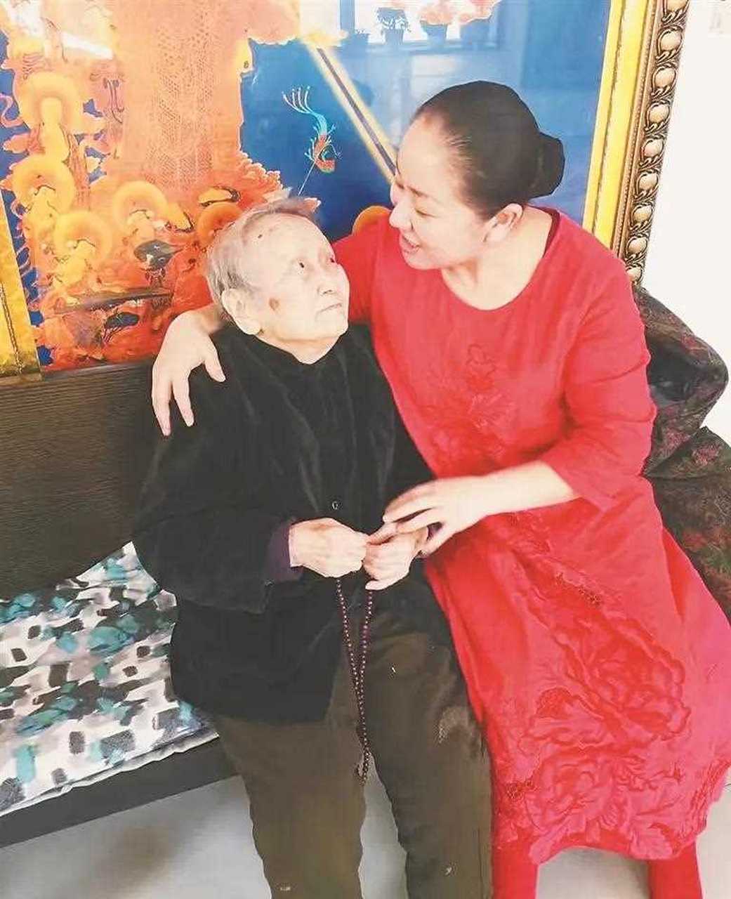 哈尔滨有一所"咱爸咱妈之家"公益养老院,创始人张鸿自筹资金,17年为