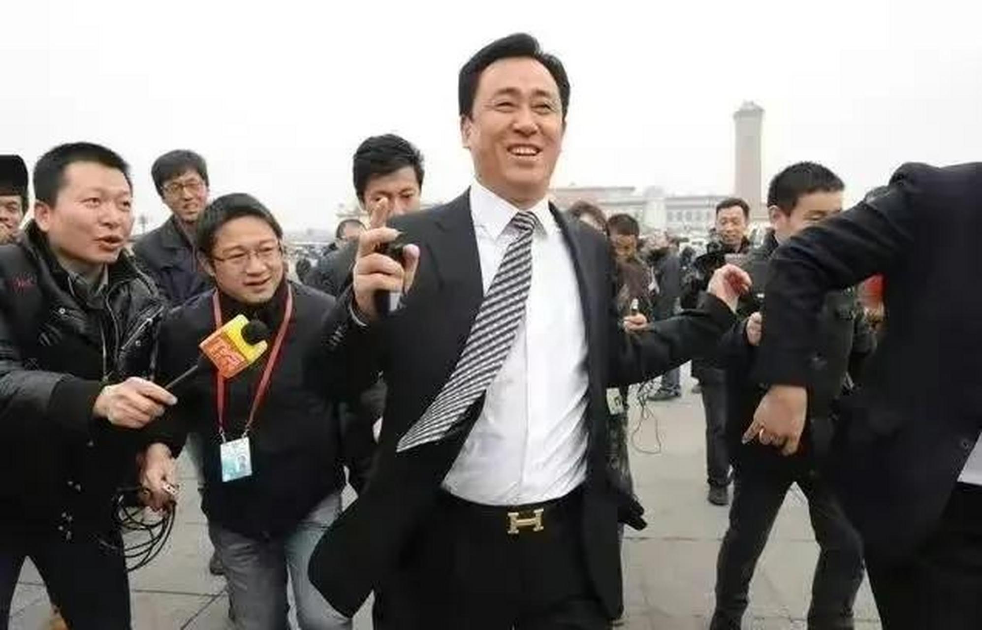 许家印当年最高光的时刻,爱马仕皮带,风姿妖娆,众星捧月,人称"许皮带"