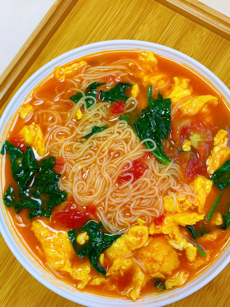 5分钟搞定早餐[给你小心心] 今天做的这个菠菜鸡蛋面看起来很清淡, 吃