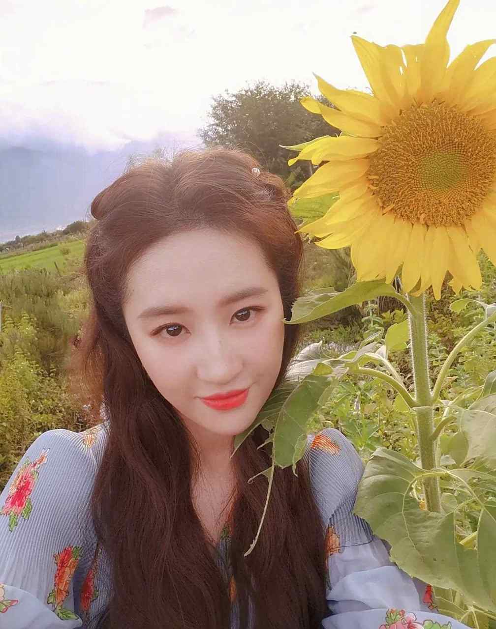 李亦菲晒出自己的一组美照,户外摆拍造型,美若天仙,不愧是仙女姐姐