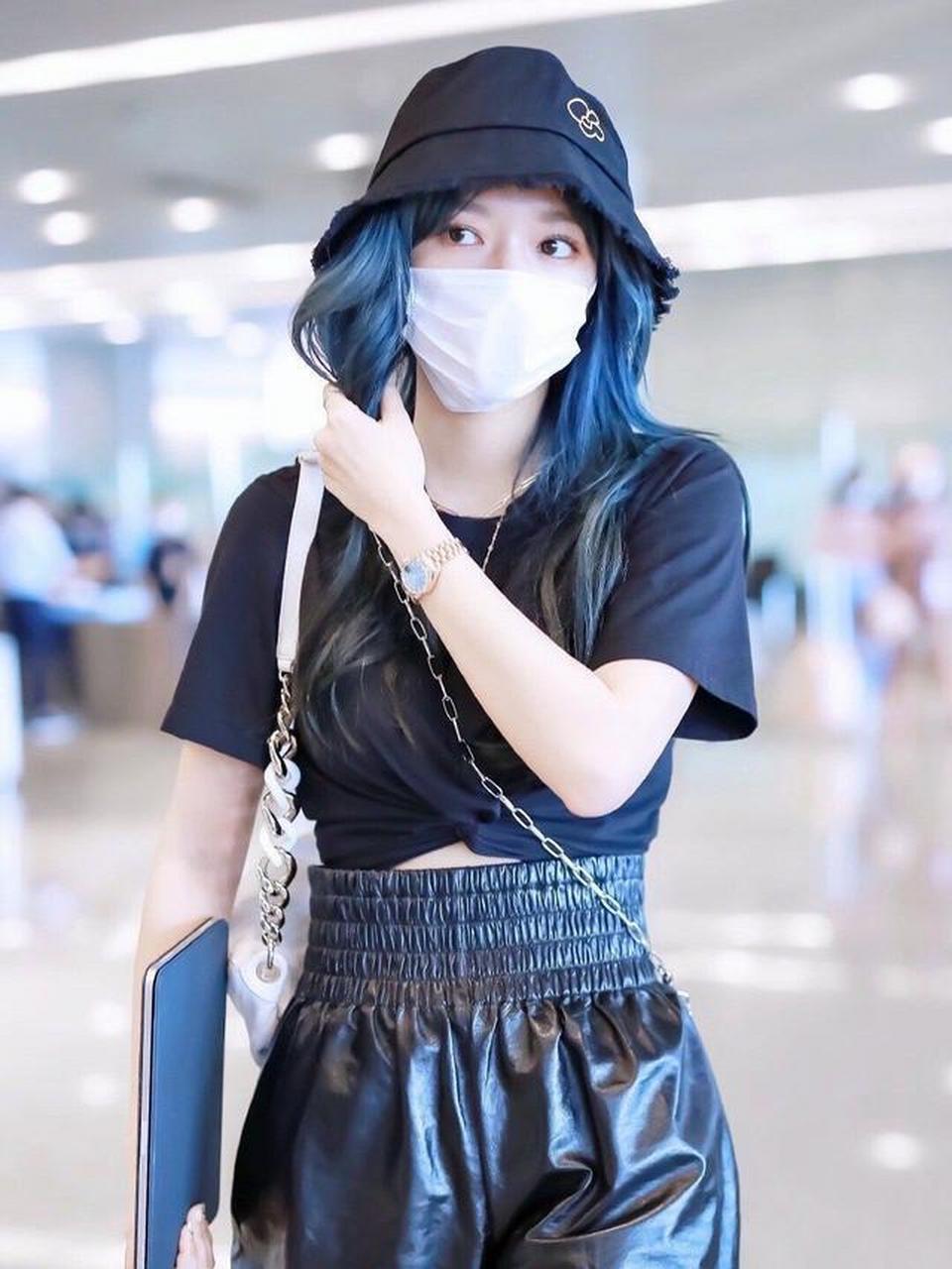 程潇红了以后就是任性,穿"吸烟裤"走机场 实际上,吸烟裤指的就是外形