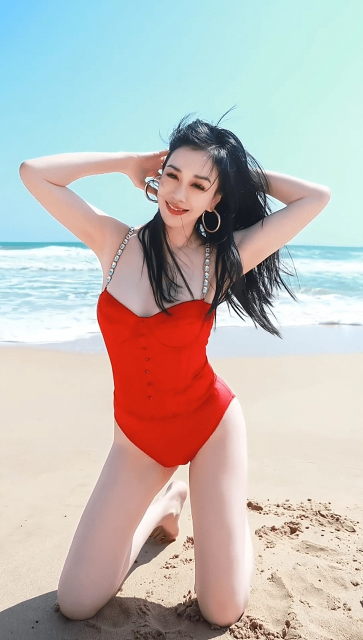 钟丽缇状态好能打!52岁穿泳装依旧身姿卓越,张伦硕真娶到宝了.