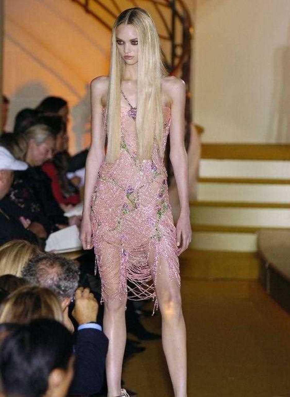 人鱼系超模gemma ward,穿上仙女裙她就变身成为仙子,太清纯了.