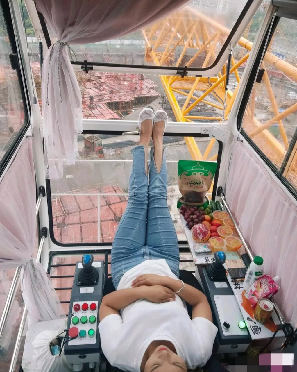这就是开塔吊女司机的生活,我想知道,吃这么多喝这么多,上厕所咋解决