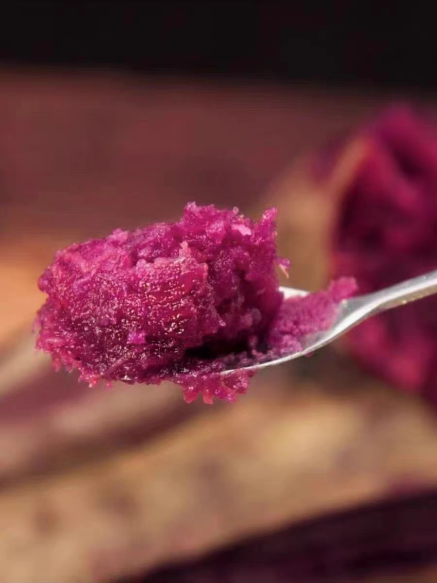 紫薯,也叫紫红薯, 与红薯,白薯同属于甘薯家族, 因薯肉呈紫色至深