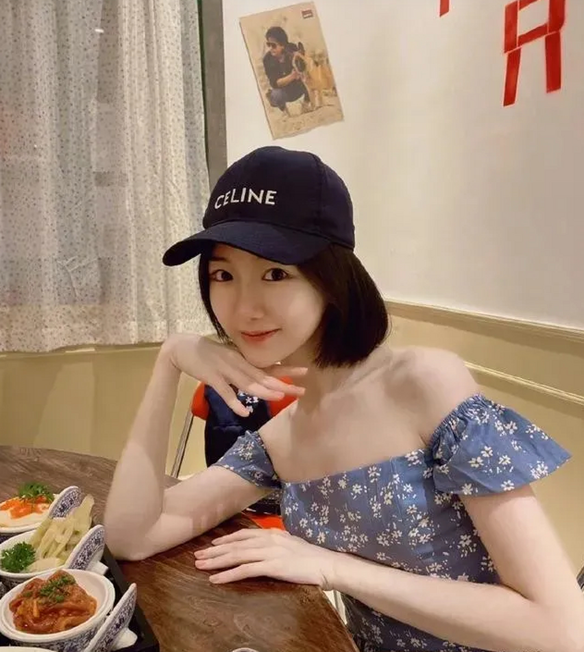 毛晓彤穿着蓝色露肩碎花连衣裙去吃火锅,素颜自拍真的很美,肤白如脂