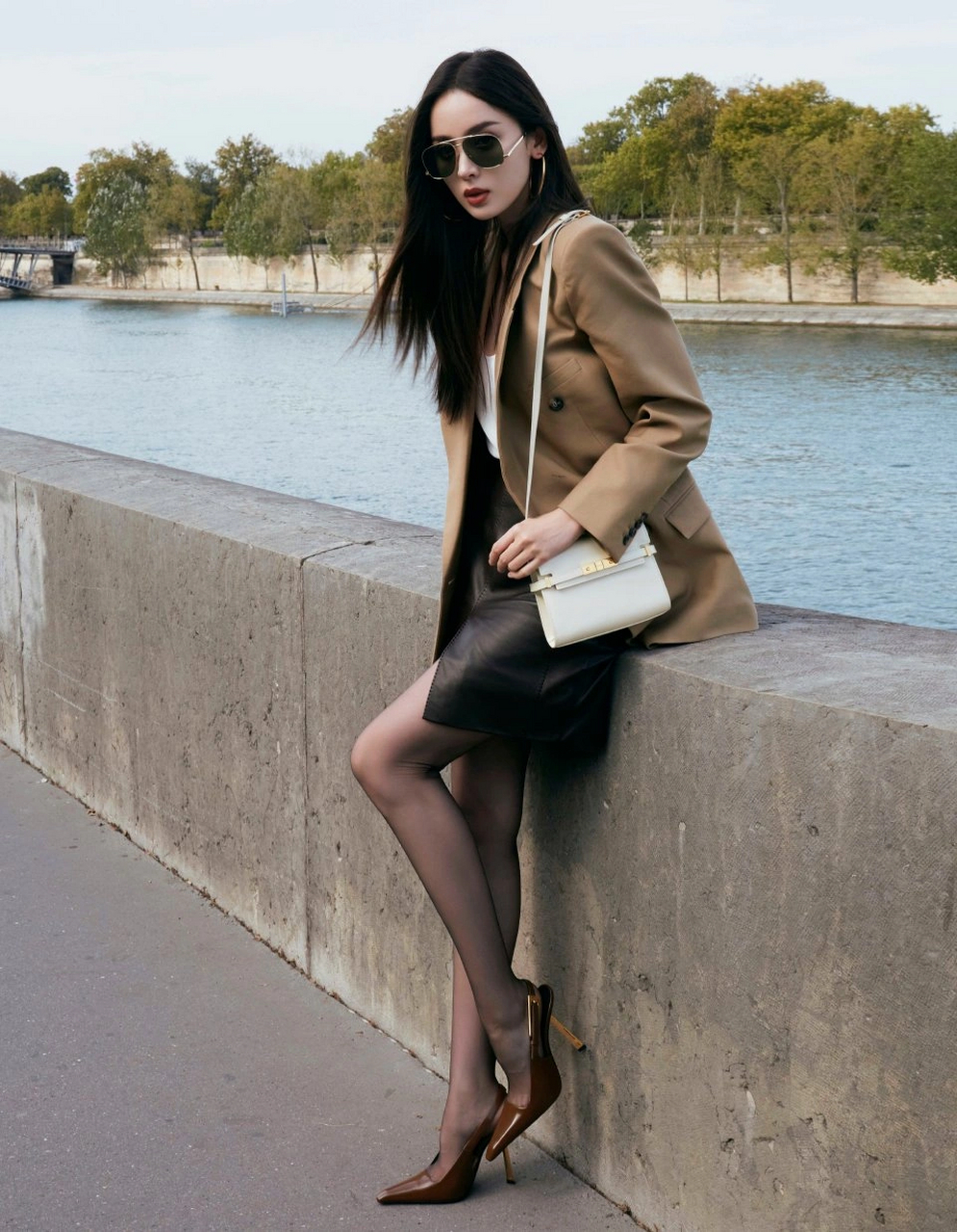 古力娜扎巴黎citywalk时髦西装造型  卡其色西装外套搭配深色开衩皮裙