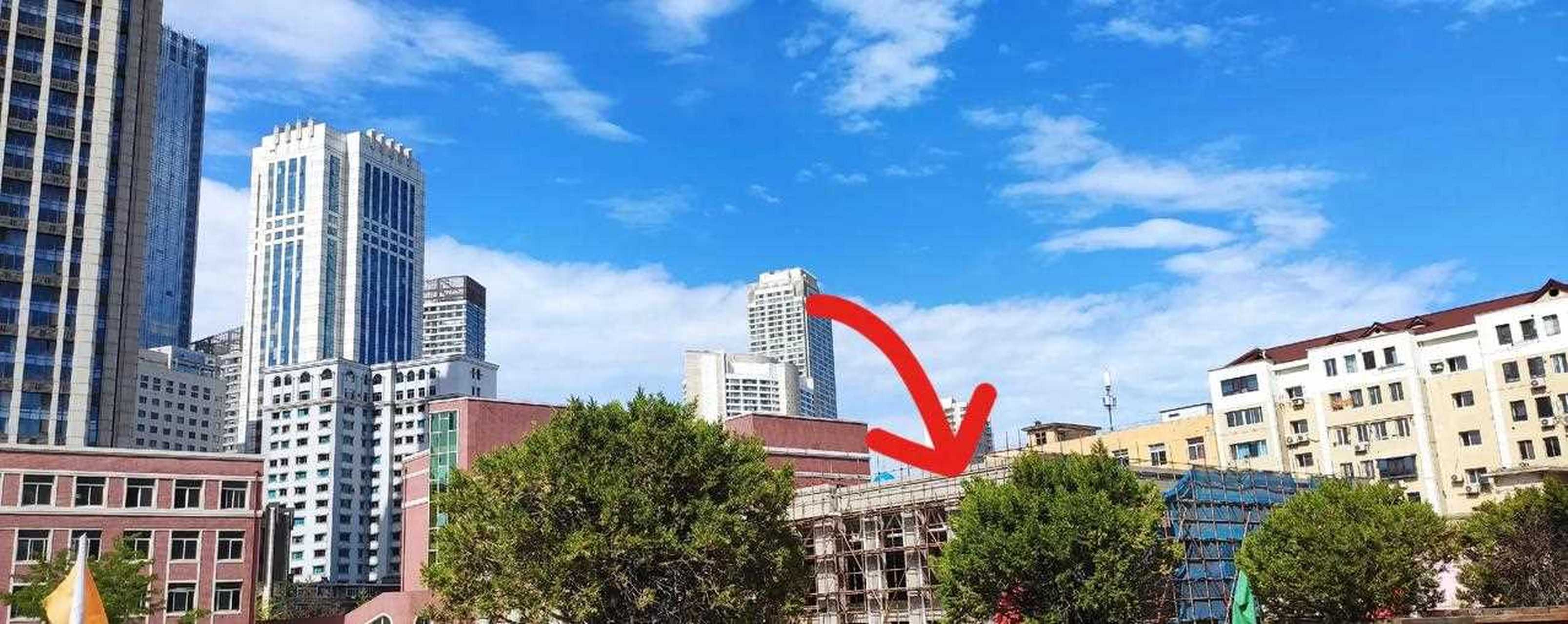 前两天偶然路过中山广场的大连市第十六中学,这是我曾经就读三年的