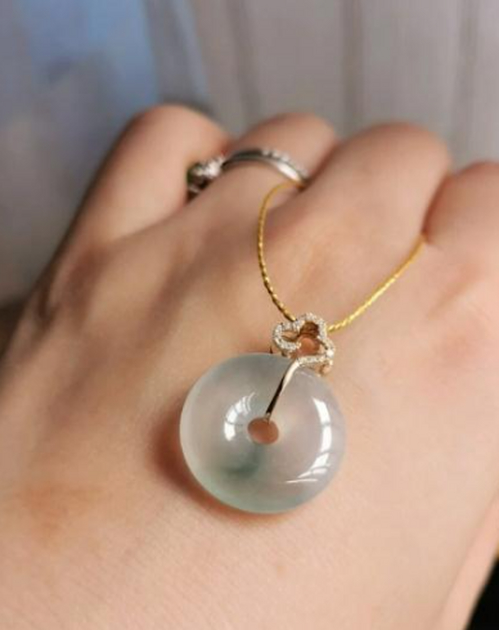 翡翠挂件##点击头像看直播# 冰飘平安扣,正儿八经的冰透起胶感,飘