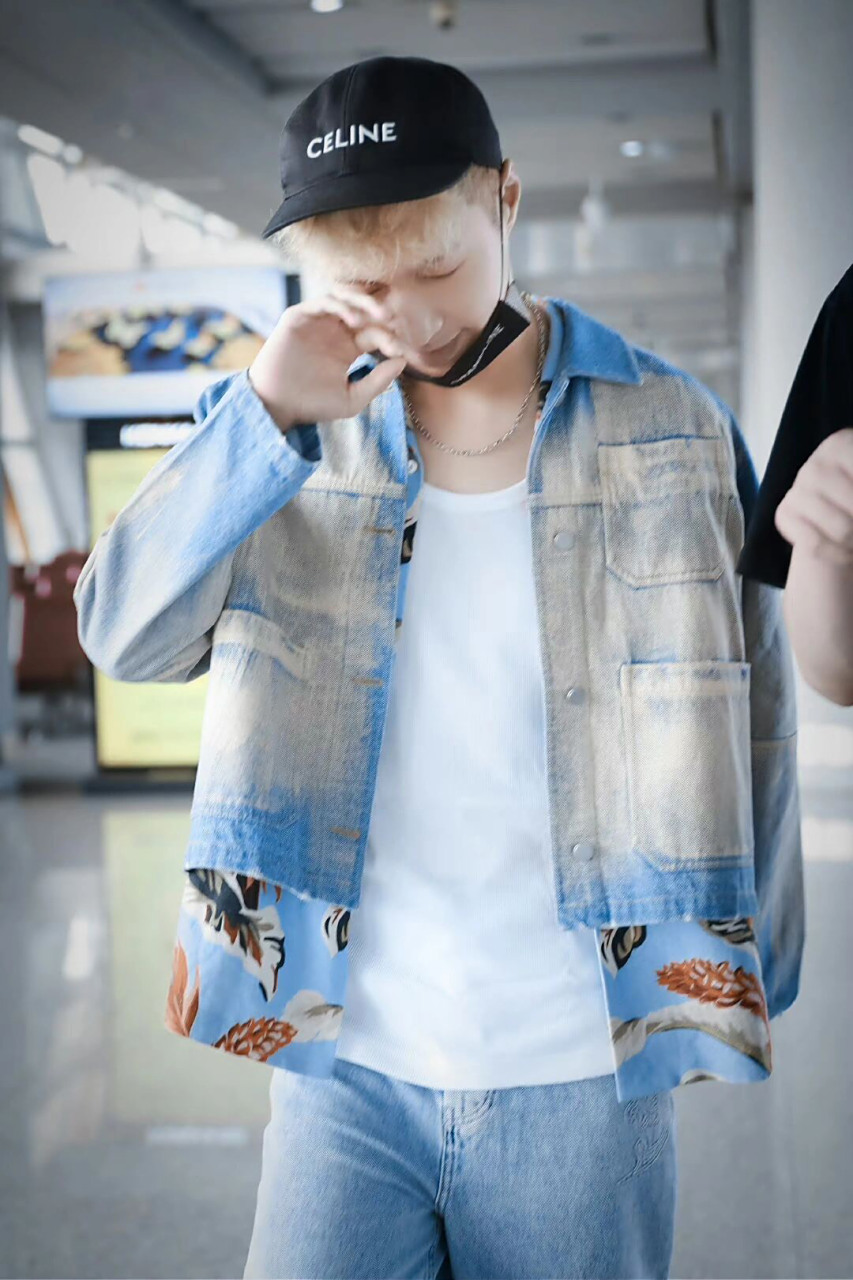 张艺兴更新了8月27日机场街拍,经典丹宁的叠搭度假休闲穿搭.