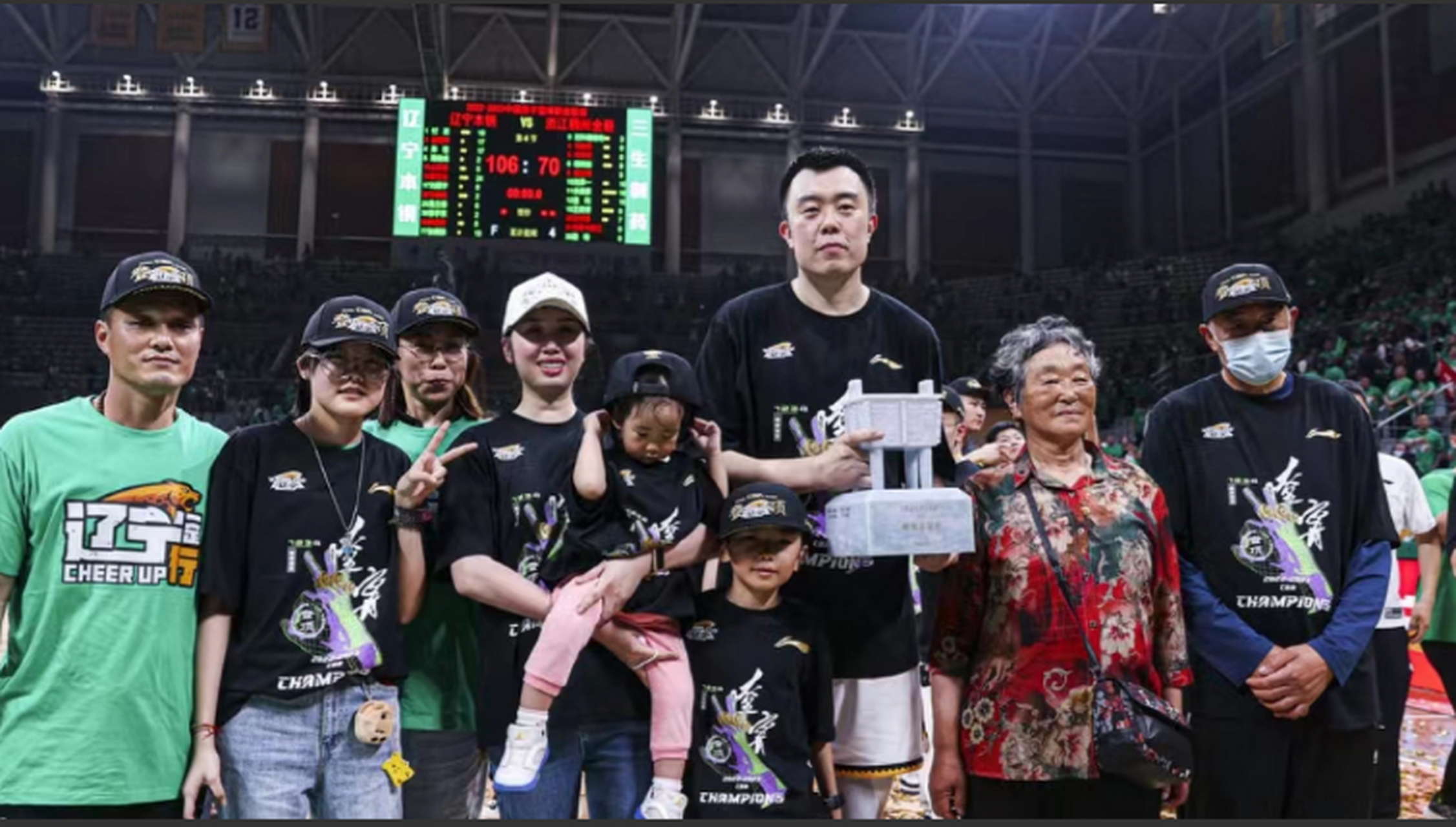 辽篮太太团!  均属于高颜值和身材高挑类型的女孩,颇为显眼.