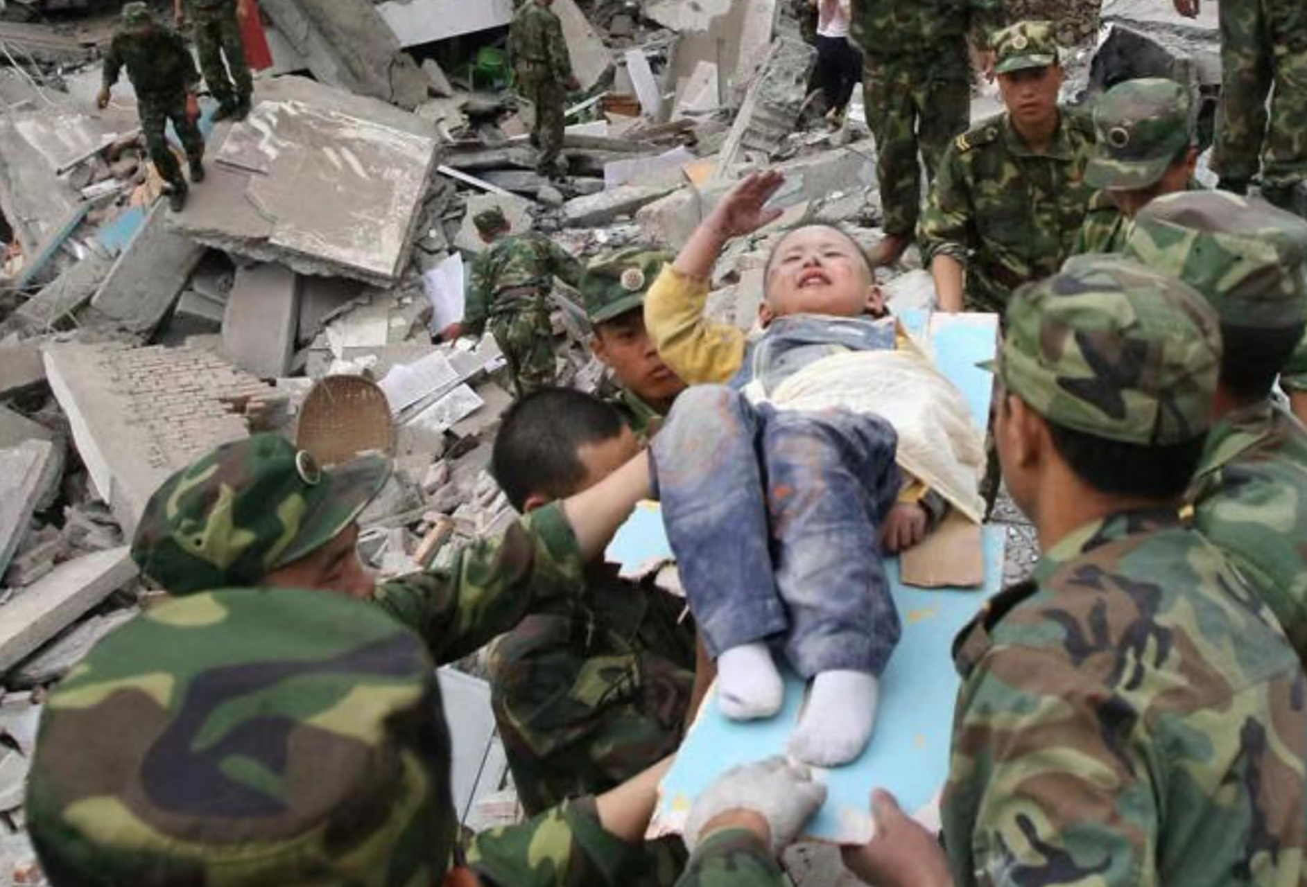 ""敬礼娃娃"郎铮获北大国际政治专业录取,令人感动.