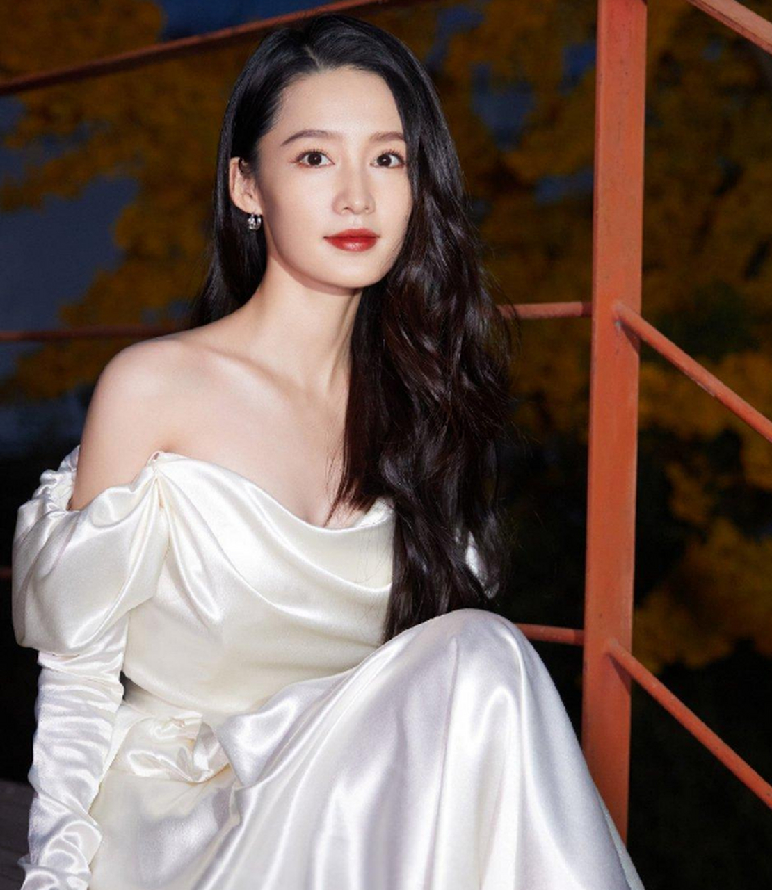 李沁一袭白色抹胸裙,肤白貌美气质佳.