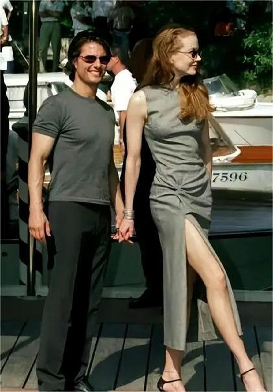 妮可基德曼为了配合阿汤哥的身高也是尽力了![笑哭]