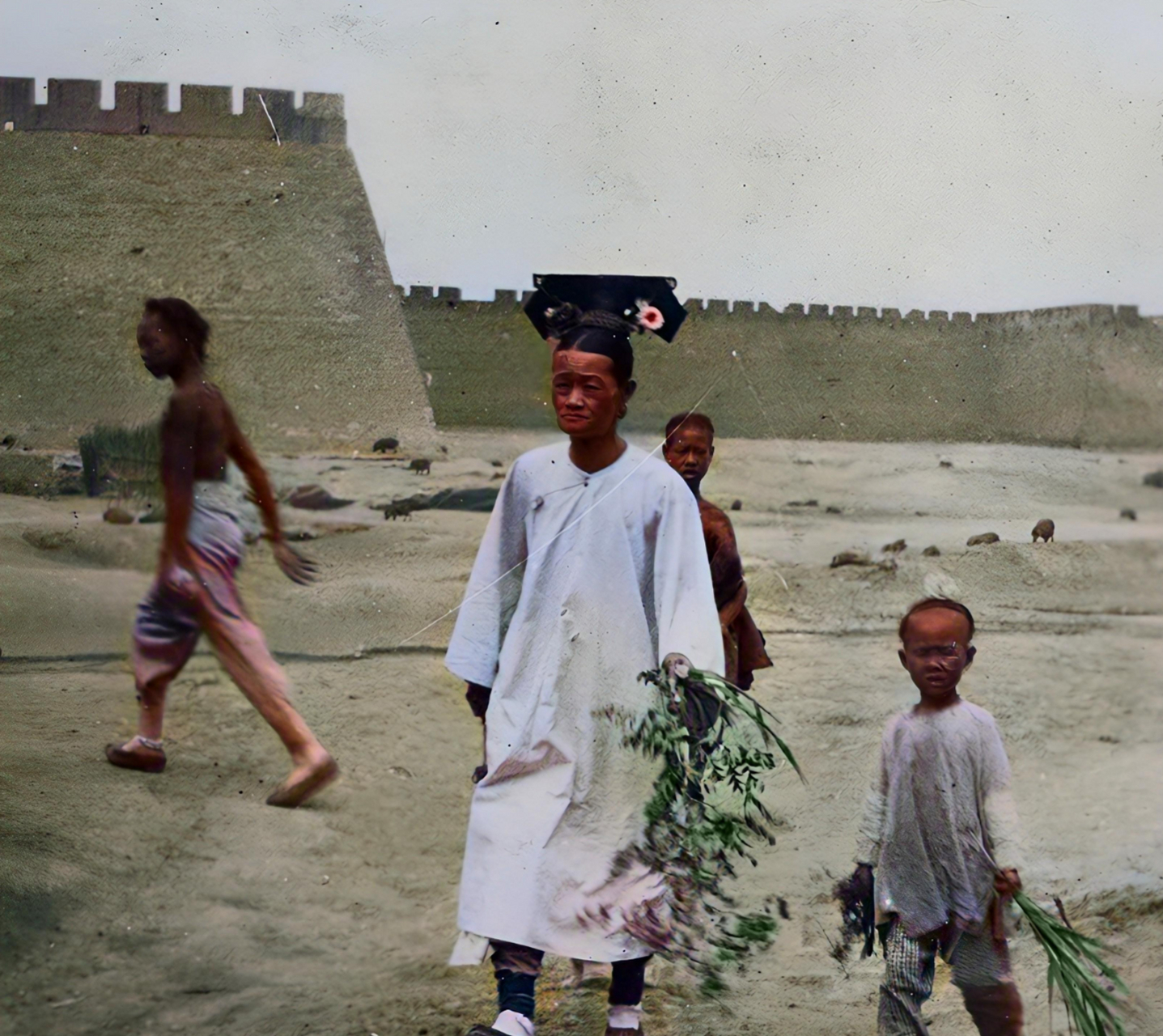 从穿着上看应该是临近端午,一个清朝女子,头上带着旗头,长得和马云