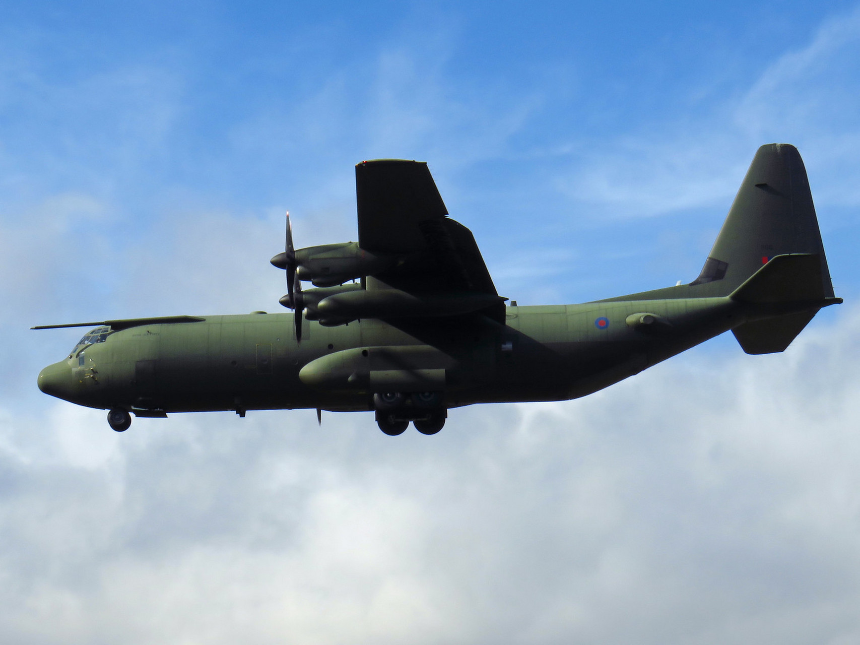 通体绿色老黄瓜涂装的英国皇家空军大力神运输机降落剑桥国际机场