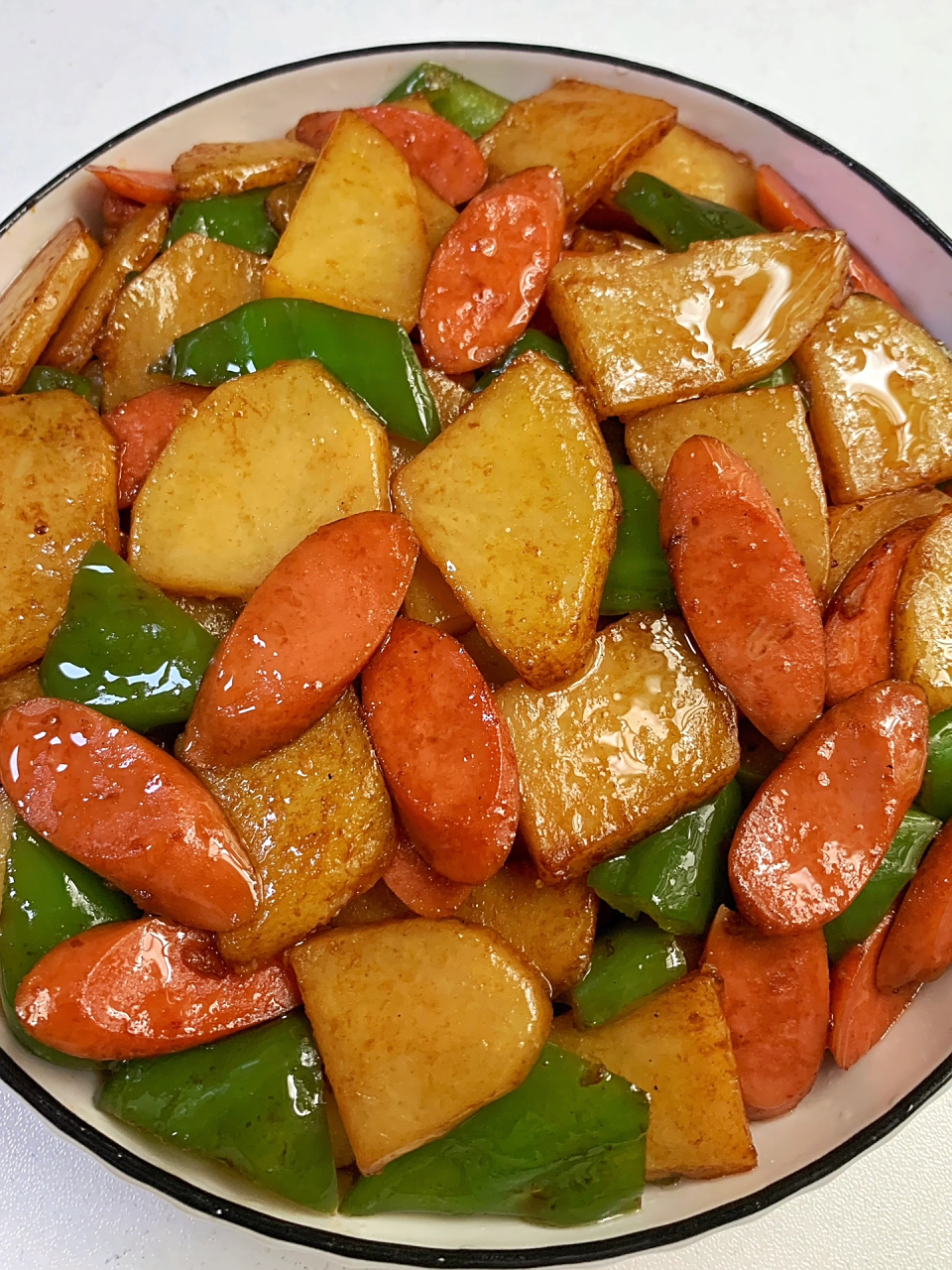 青椒火腿肠炒土豆片 我妈教我做的青椒土豆火腿肠,搭配米饭吃都能多吃