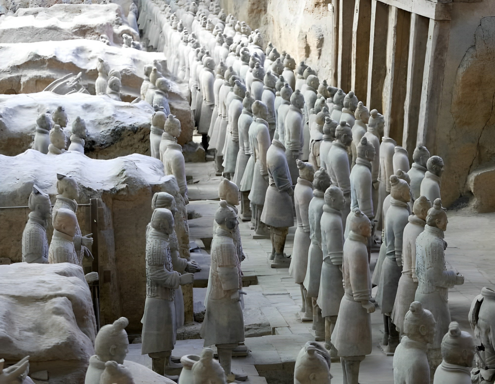 秦陵兵马俑位于陕西省西安市临潼区东5公里处的骊山北麓,是中国历史上