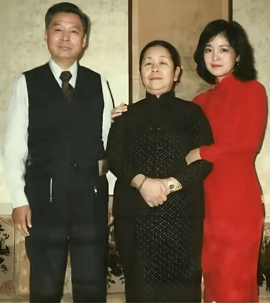 这张照片拍摄于70年代,是邓丽君和父母的一张珍贵合影.