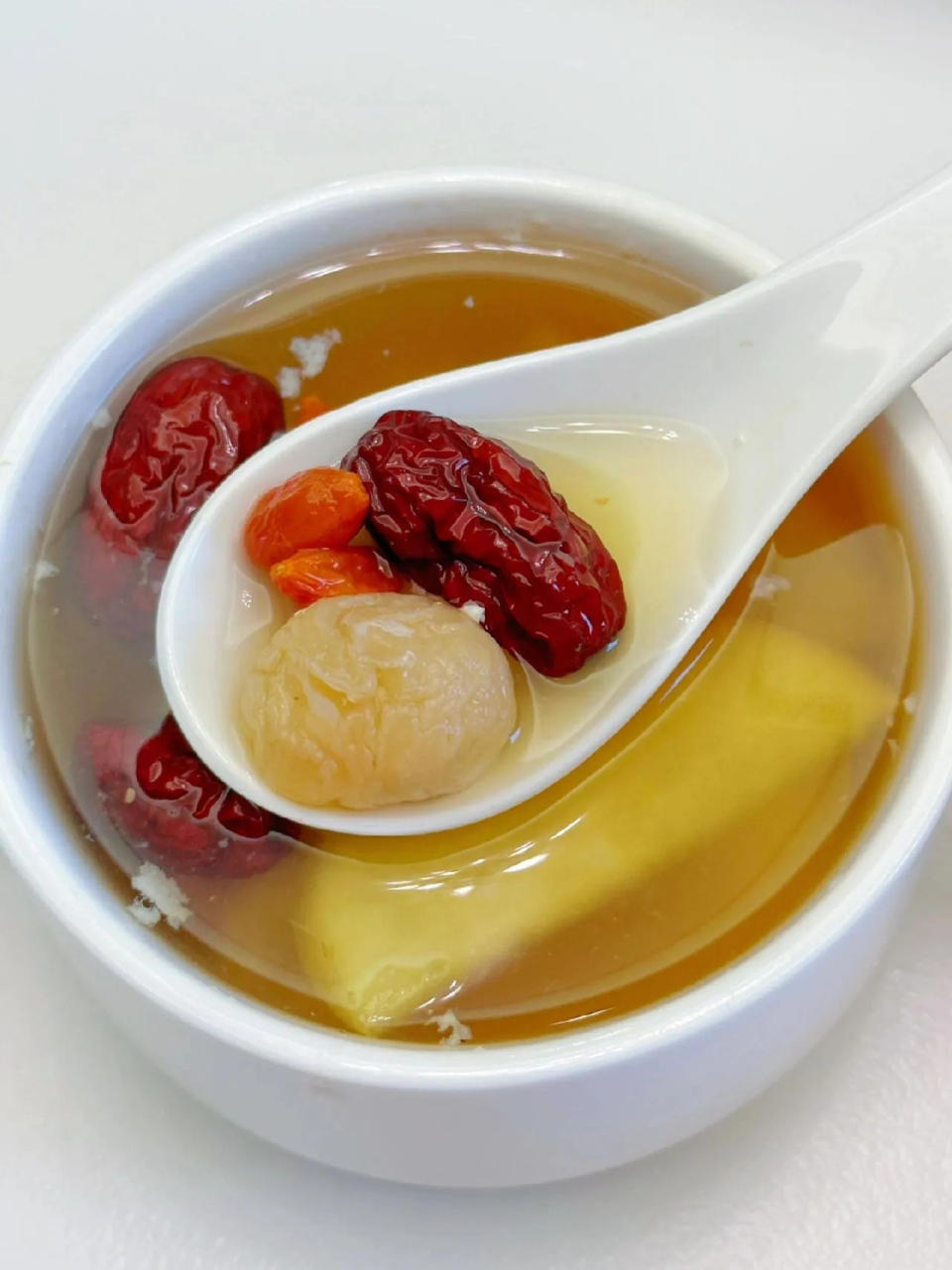 坚持喝了一段时间,出门都被夸气色好  食材: 苹果 红枣 桂圆 枸杞