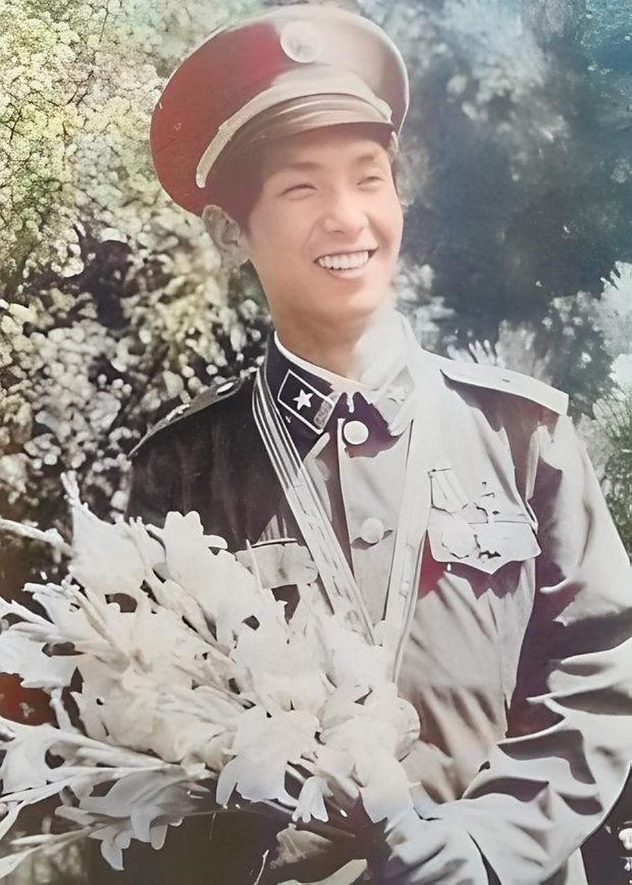 照片中的独臂将军叫丁晓兵,他是一位共和国少将,也是现役将军中唯一一