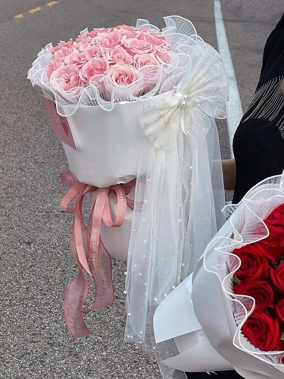 这款白纱款的红玫瑰花束,集顶级浪漫与优雅于一身,仿佛是夜鹰与玫瑰的