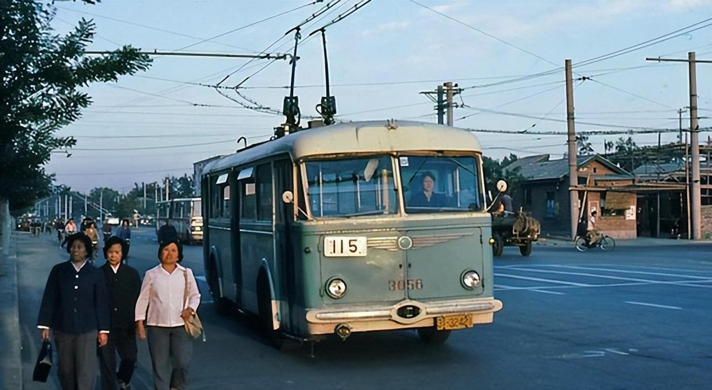 一九八八年北京115號有軌有軌電車,由一名女性駕駛.