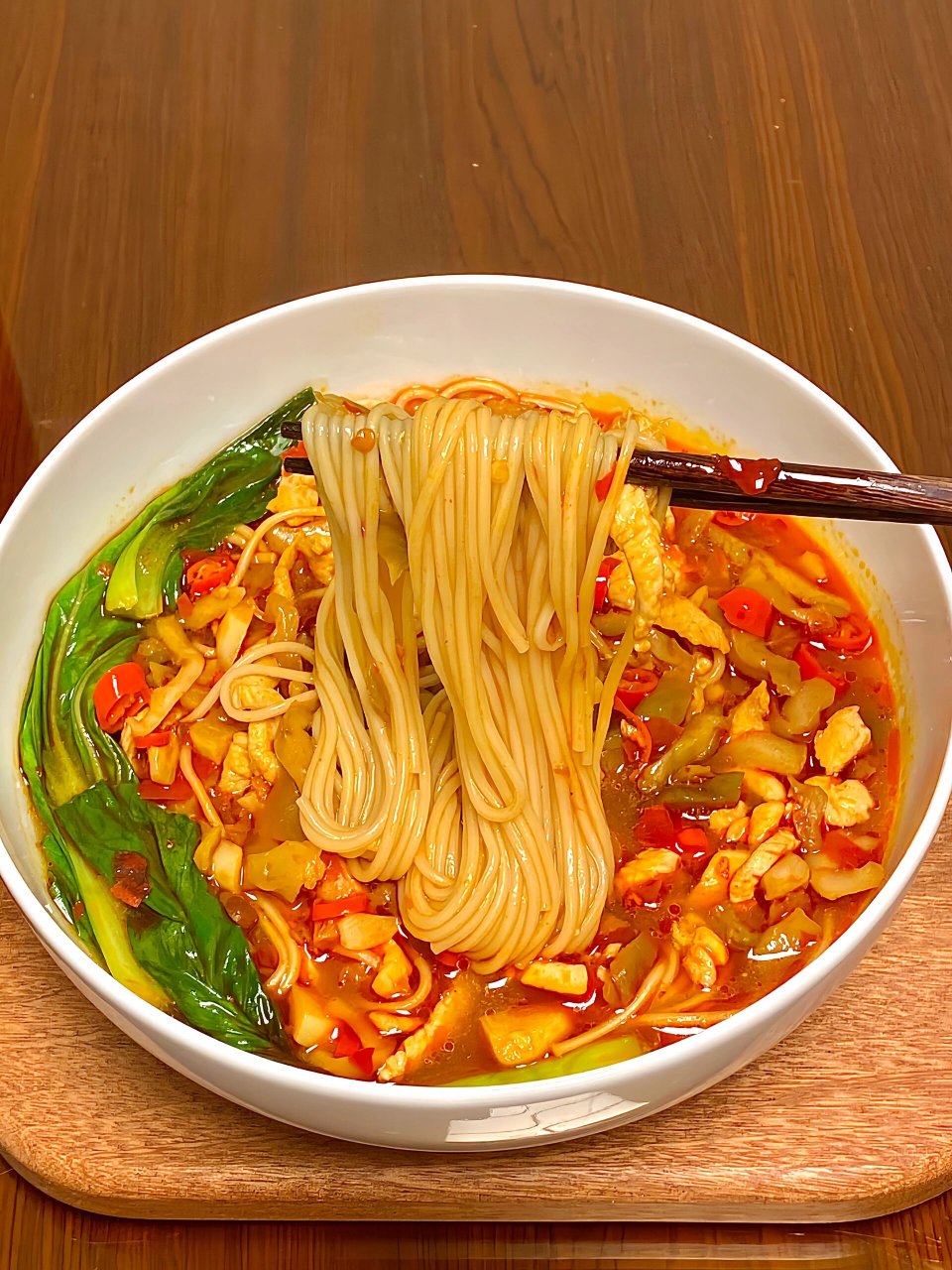 冷天配红油榨菜肉丝面,吃完太暖胃了,今天的肉丝用的鸡胸肉丝,提前