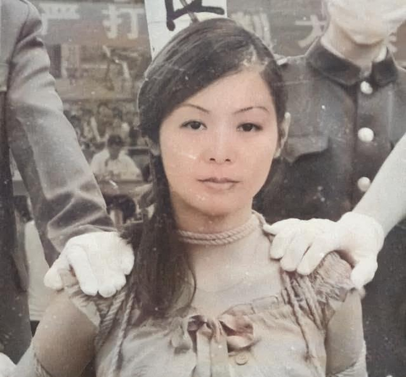 1983年严打时期,一个女流氓被五花大绑送上刑场,准备行刑时,被摄影师