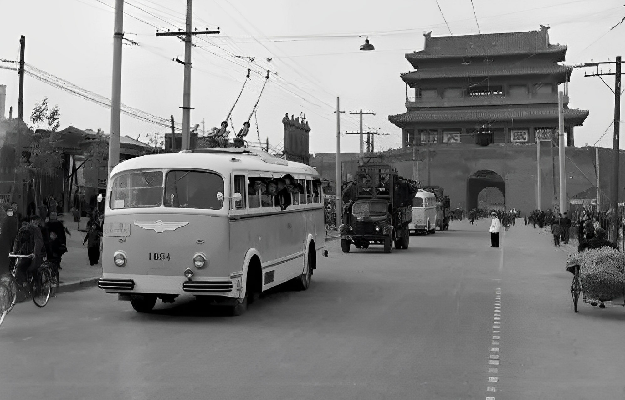 上世纪60年代,北京的一处街景!您能看出这是北京的哪条街吗!