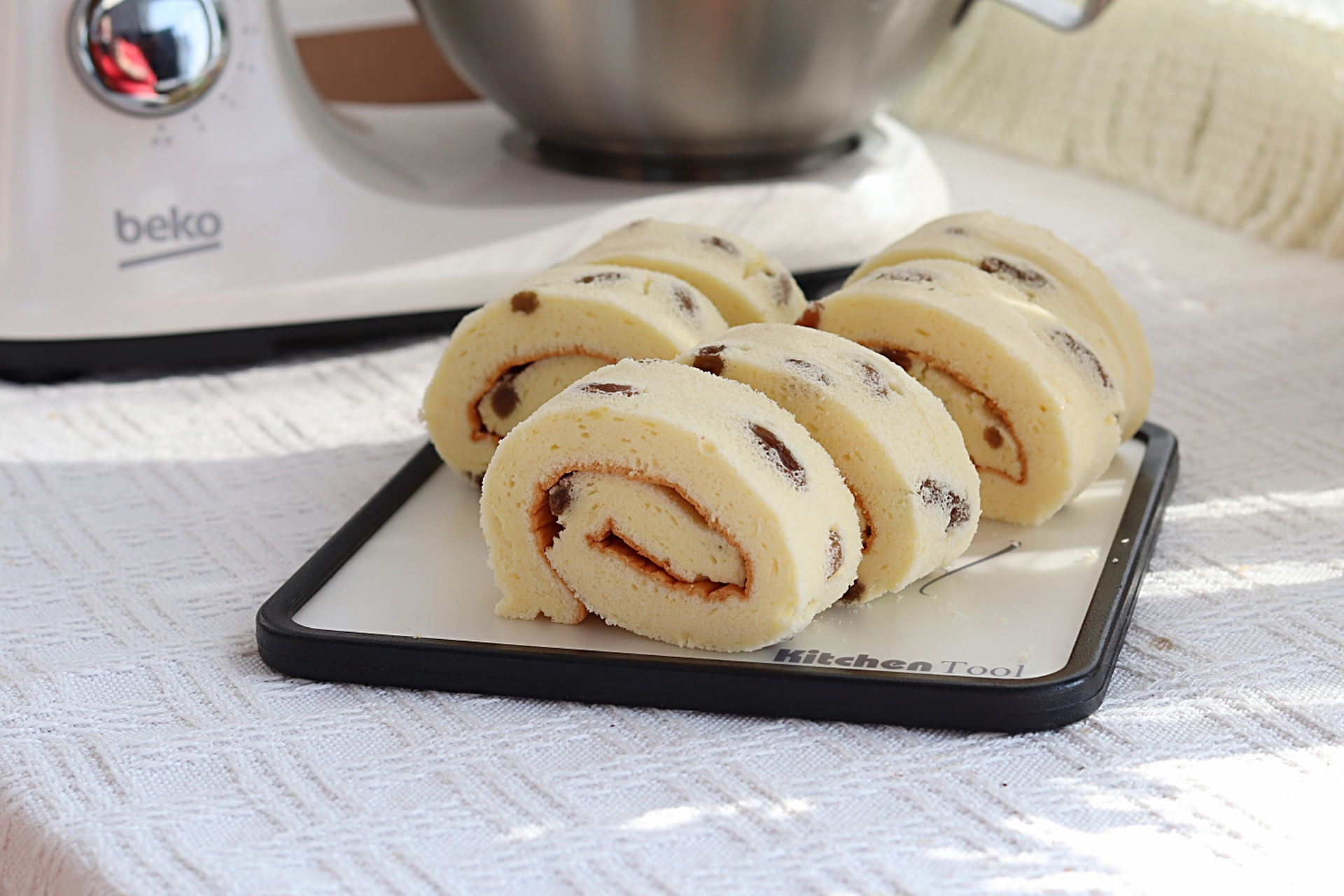 葡萄干蛋糕卷 烘焙新手必学的一款蛋糕卷,用料很简单,做法也不复杂,用