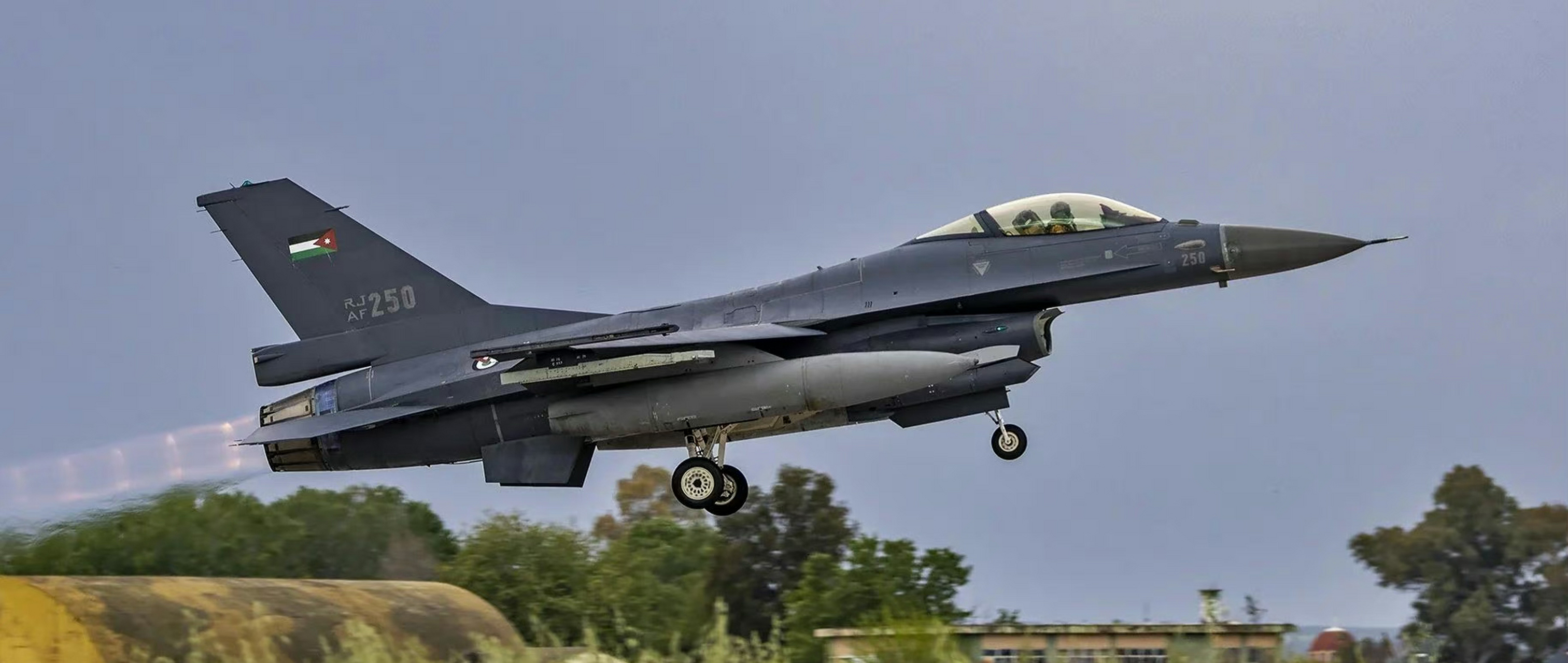 约旦空军装备的f-16战斗机,这么多年,终于找到这些f-16战斗机比较清楚