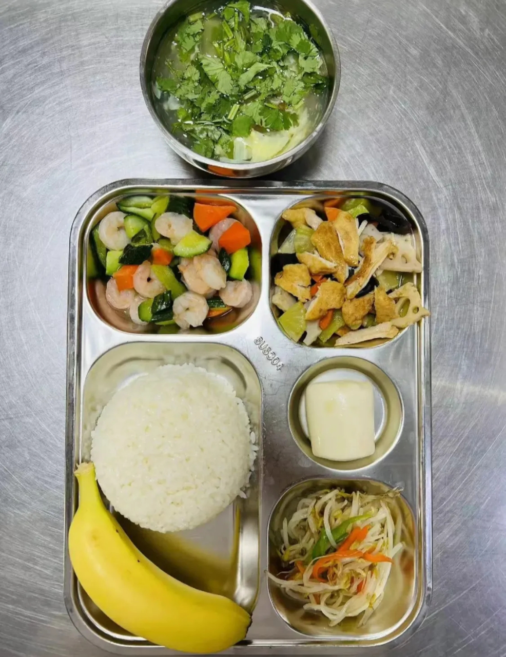 图一,北京某公立小学食堂午餐 图二,江苏某公立小学食堂午餐 图三