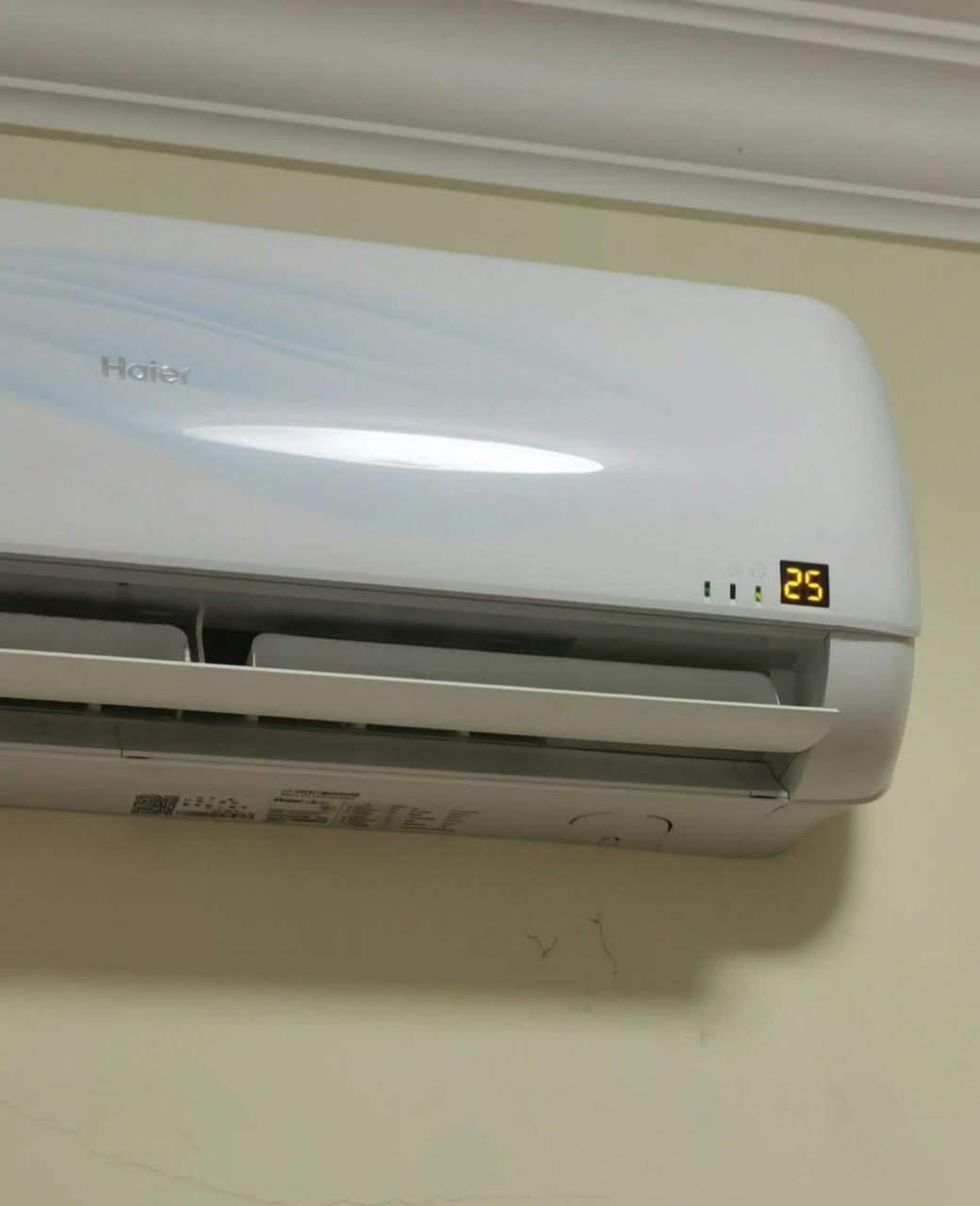 空调只开25度,好像冻死她了[大哈]