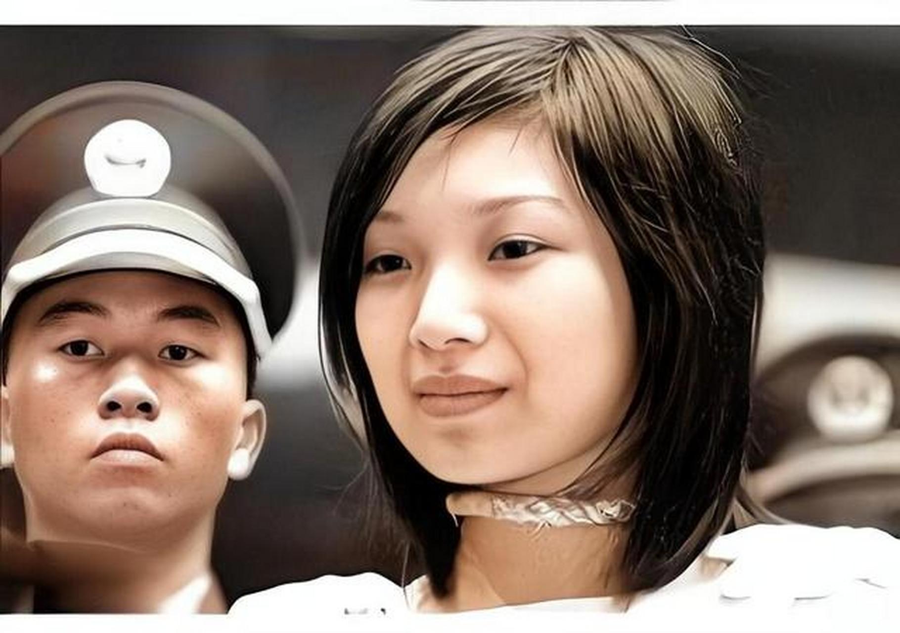 2002年,广州宣判大会,21岁的刘冬梅被判处死刑,画面中的她面无表情,看