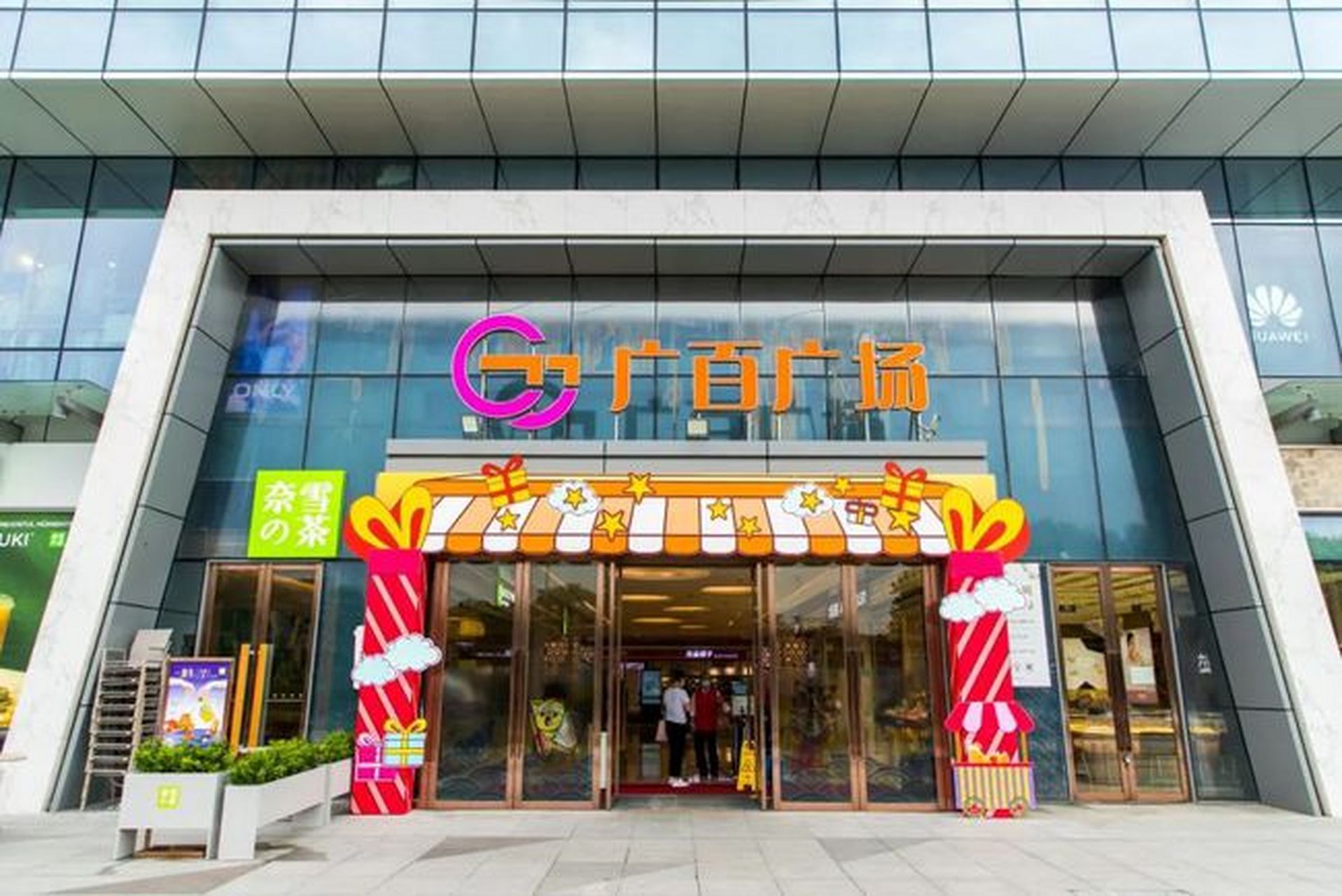 荔胜广百广场就在地铁一号线坑口站上盖,直接连通广场2f/3f,交通方便.