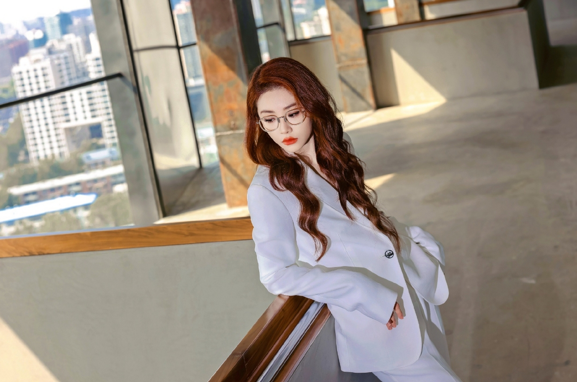 知性优雅,御姐范十足的#喻言# 身穿白色西服套装,配金丝眼镜,红色大