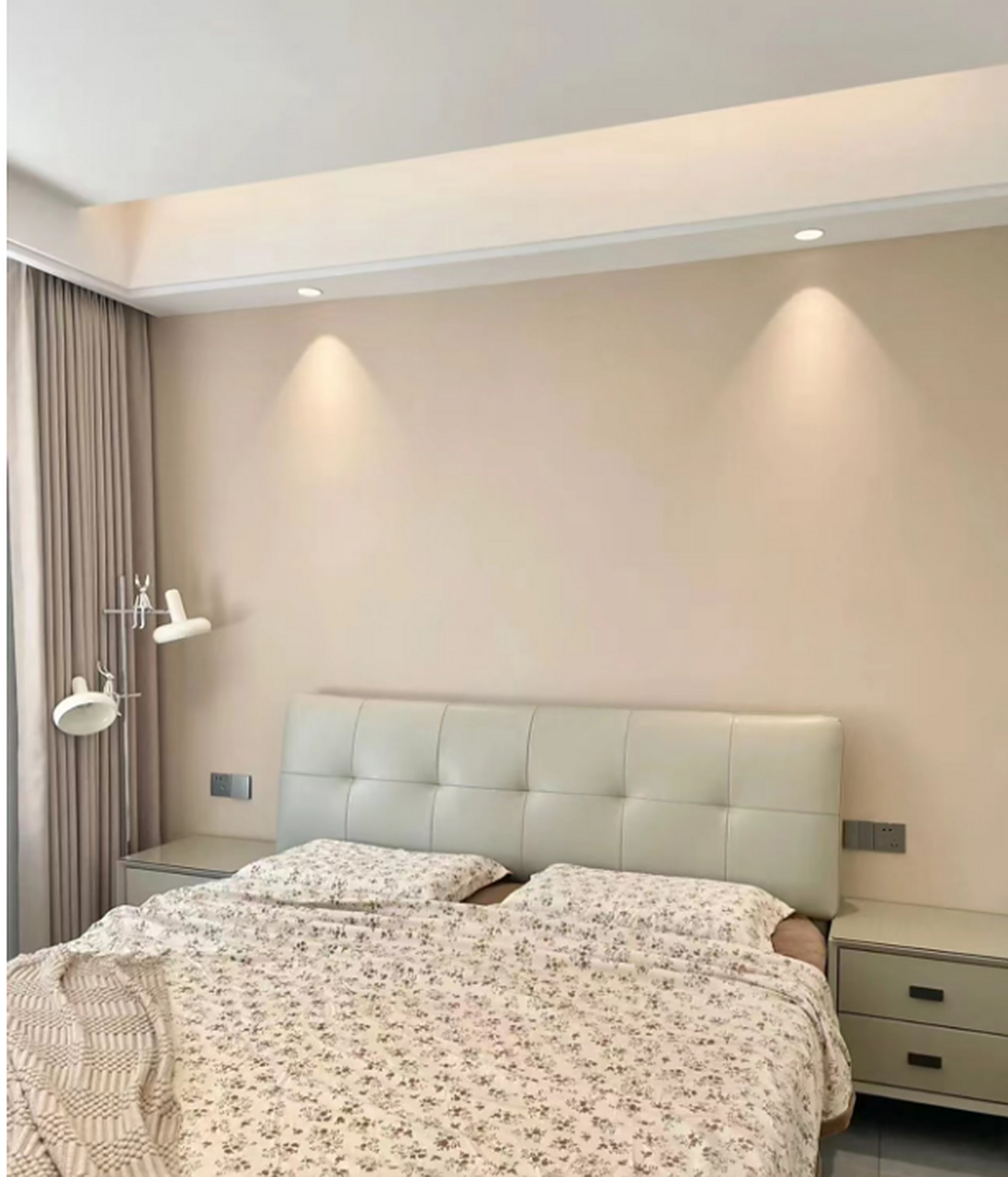 没有选拼色,而是单色 简单又耐看～ 卧室墙面刷的乳胶漆 背景墙奶咖