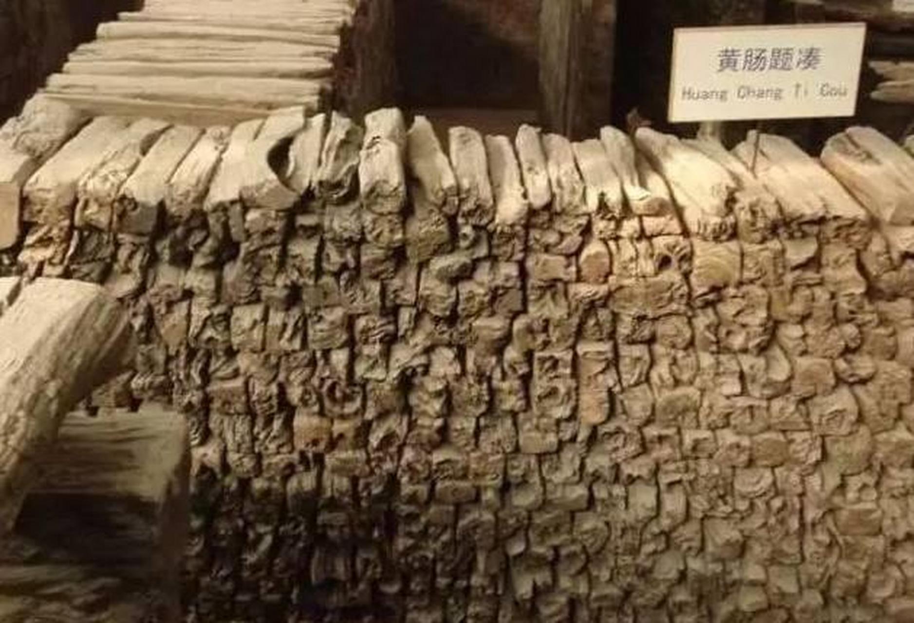 大葆台汉墓的"黄肠题凑"是由10厘米见方,长90厘米的柏木叠堆而成,专家