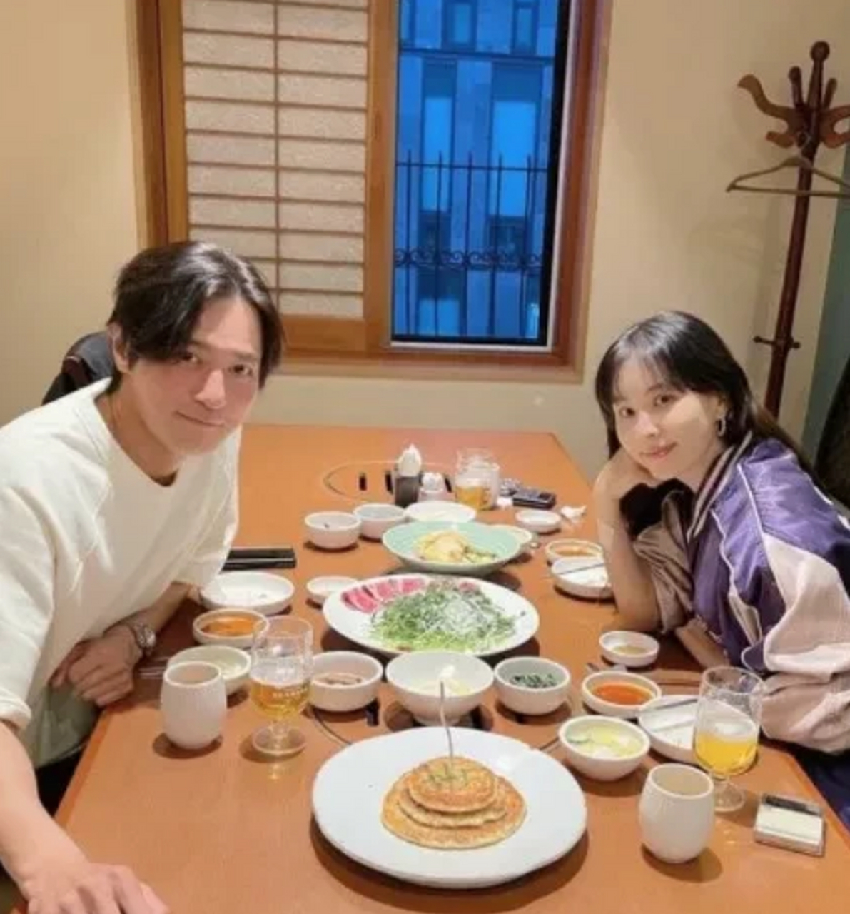 演员高小英与丈夫张东健一起庆祝结婚13周年.